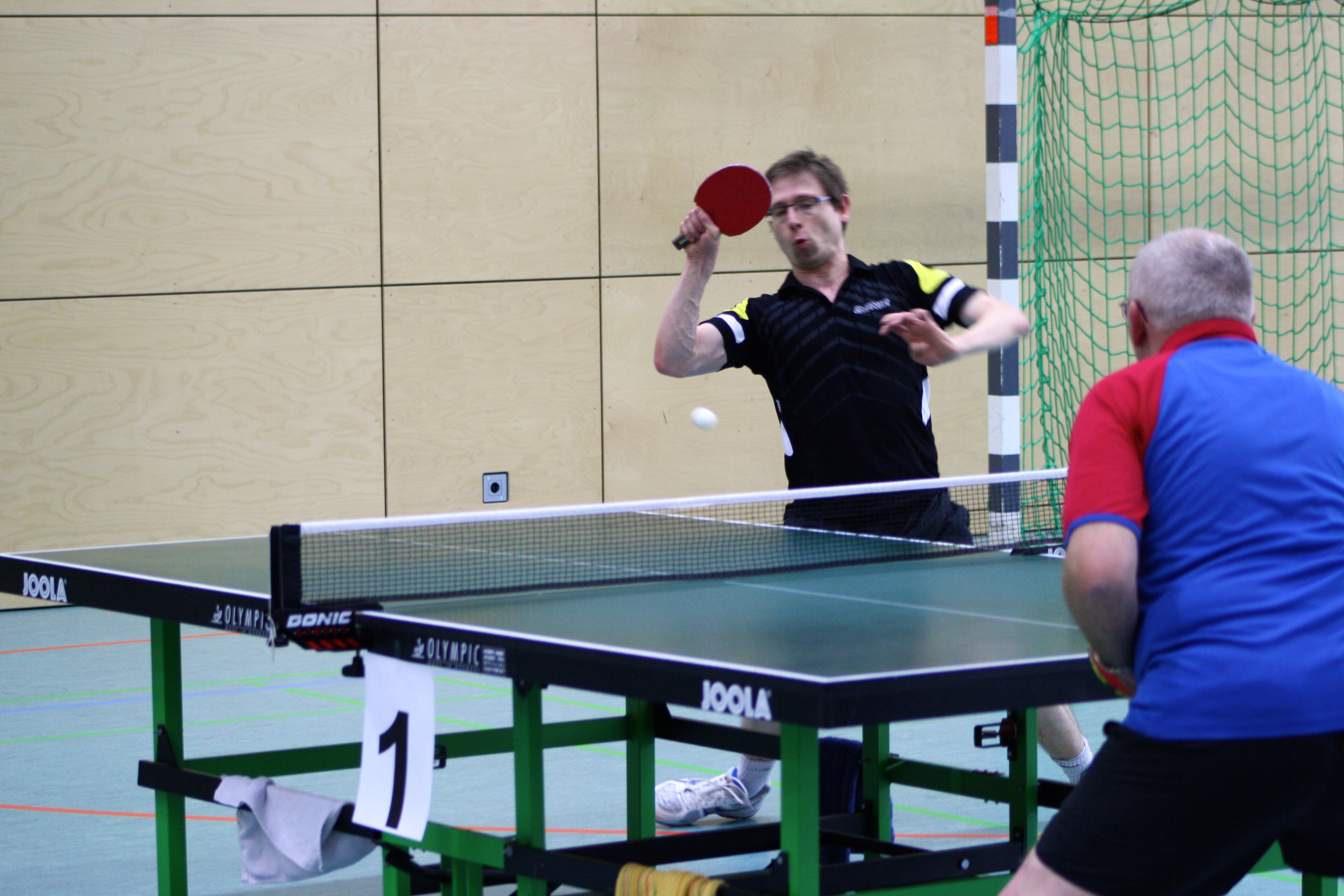 Vielstarter Frank Michler (im Hintergrund) duelliert sich mit Mario Bonté