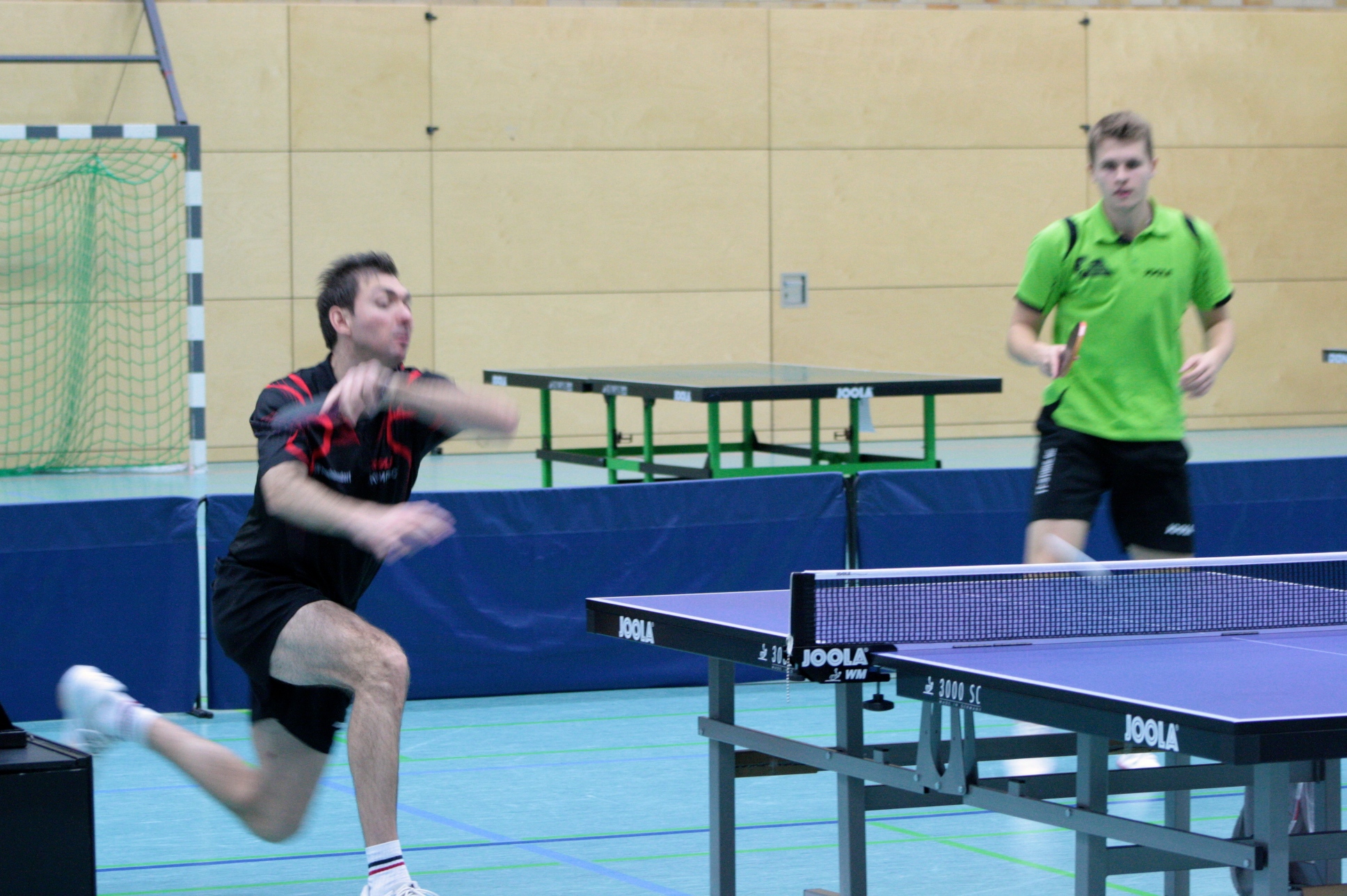 Dieses Doppel gewann den Titel und trug untereinander das Finale der A-Klasse aus: Jochen Schmitt aus Stadtallendorf (links) und Niklas Hilgenberg vom SVH Kassel. Niklas Hilgenberg entschied das Finale für sich.