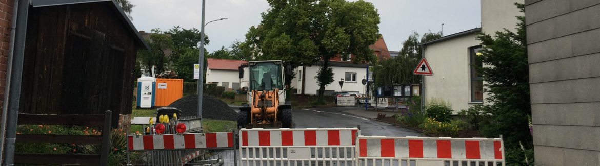 Ist für zwei Wochen im Bereich der Mehrzweckhalle gesperrt: Die Sinderfelderstraße in Anzefahr.